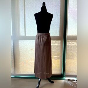 Elegant Pleated Skirt in Brown